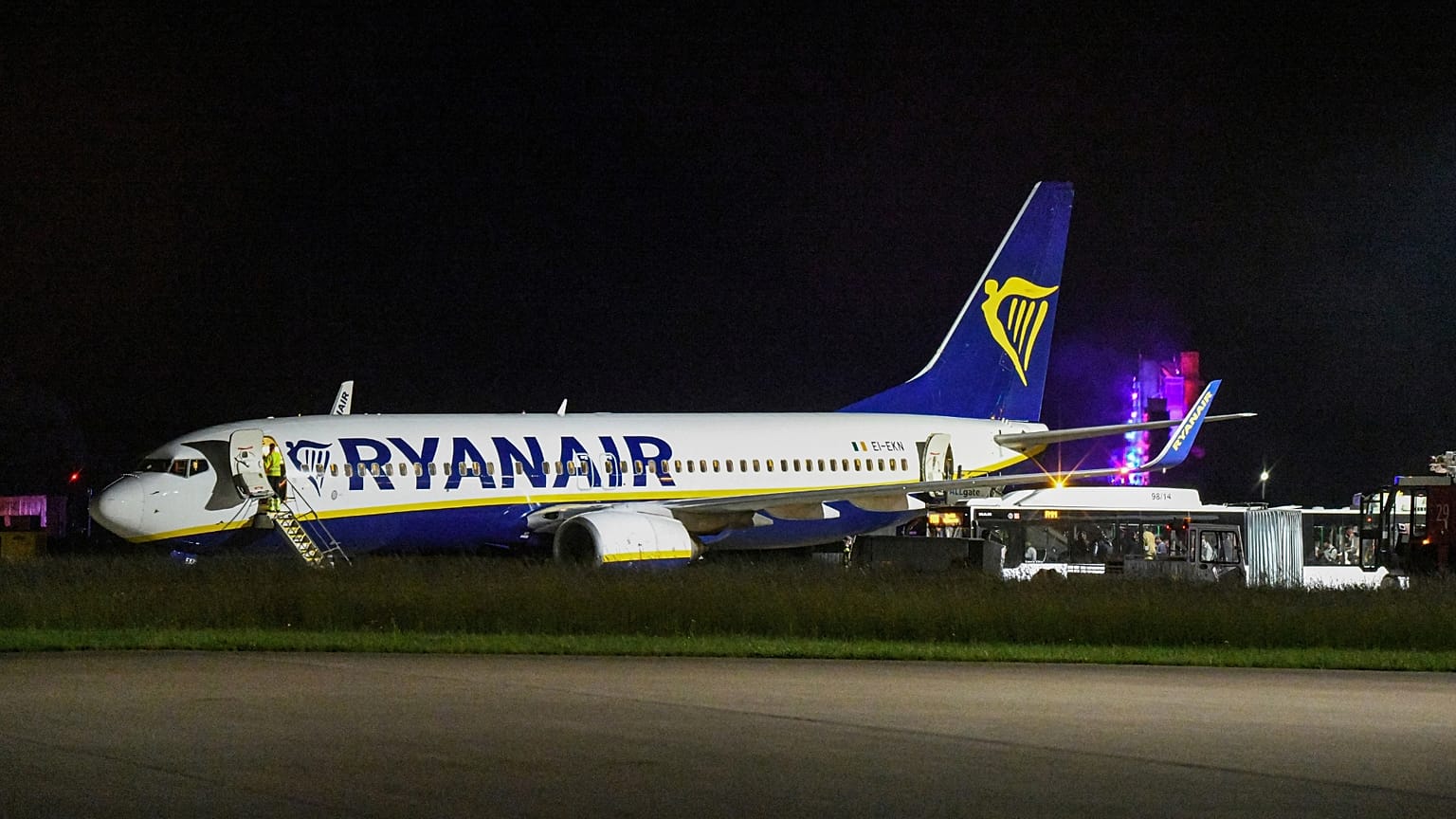 A dél-németországi Memmingen repülőterének előpályáján áll a Ryanair egyik utasszállító repülőgépe, miután kényszerleszállást hajtott végre. 