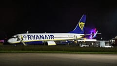 Un avión de pasajeros de Ryanair permanece en la plataforma del aeropuerto de Memmingen (sur de Alemania) tras realizar un aterrizaje de emergencia. 