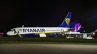 Пассажирский самолет авиакомпании Ryanair в аэропорту Меммингена на юге Германии после аварийной посадки 