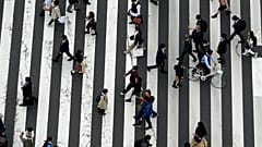 İnsanlar 31 Mart 2023 tarihinde Tokyo'da bir alışveriş caddesinde yürüyor.
