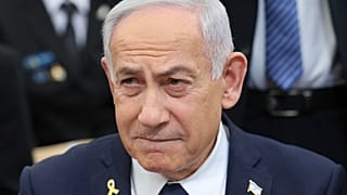 Benjamin Netanjahu egy megemlékezésen 2025. április 30-án.