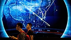 Katılımcılar Pekin'de düzenlenen Çin İnternet Güvenliği Konferansı'nda Çin'deki son siber saldırıları gösteren elektronik bir ekranın önünden geçerken, 12 Eylül 2017