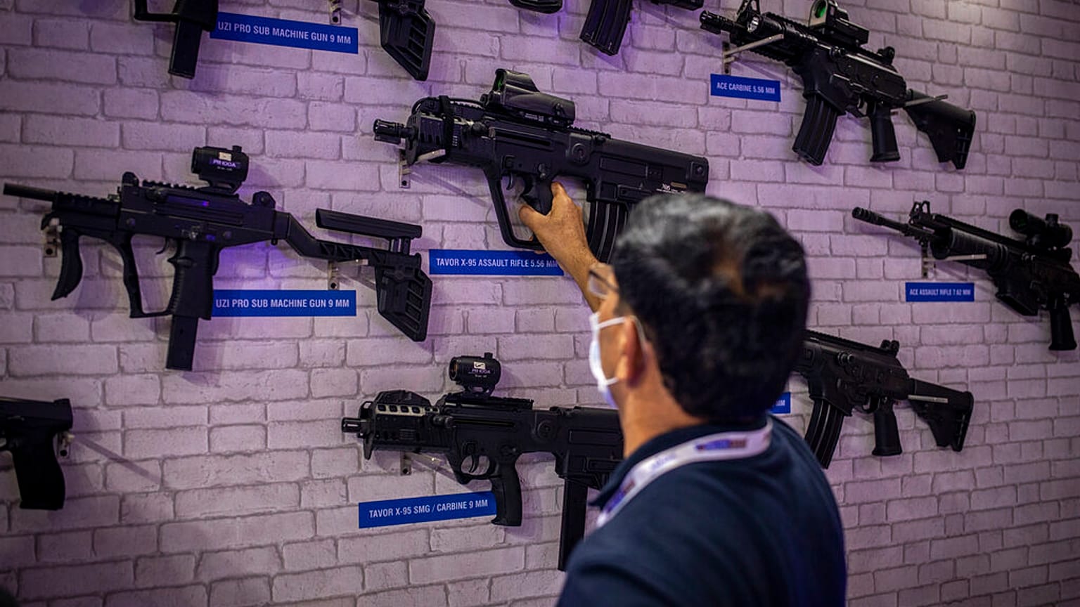 أسلحة إسرائيلية من إنتاج (IWI) تُعرض خلال معرض الشرطة الدولي 2021 في نيودلهي، الهند، يوم 18 أغسطس/آب 2021.