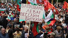 Protestocu, üzerinde 'Bulgar Levasını Koruyun. Savaşı kazanın!" yazılı bir afişi 31 Mayıs 2025 Cumartesi günü Bulgaristan'ın Sofya kentinde düzenlenen Euro karşıtı bir protesto sırasında tutuyor. 