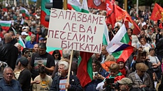 Protestocu, üzerinde 'Bulgar Levasını Koruyun. Savaşı kazanın!" yazılı bir afişi 31 Mayıs 2025 Cumartesi günü Bulgaristan'ın Sofya kentinde düzenlenen Euro karşıtı bir protesto sırasında tutuyor. 