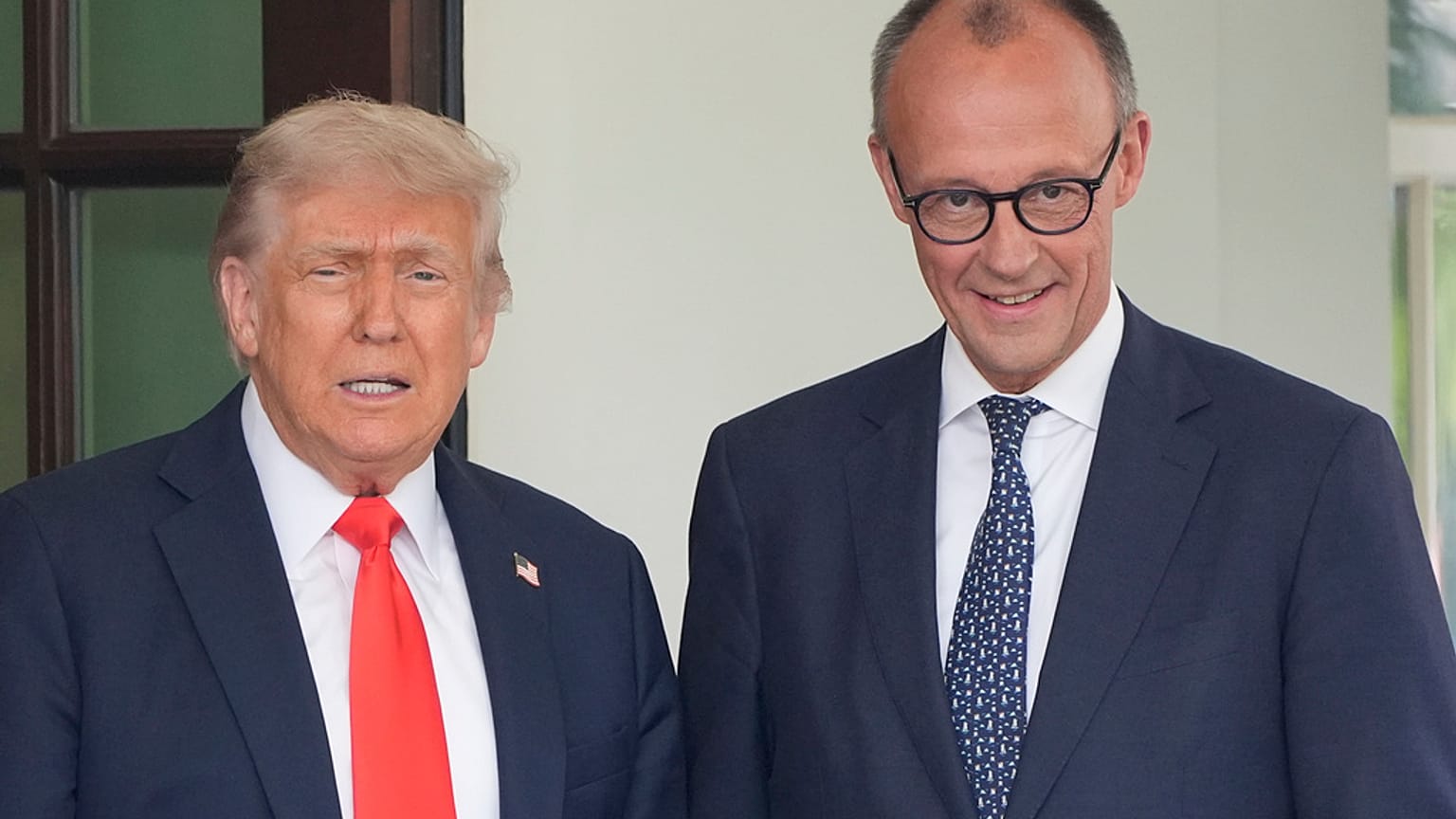 Präsident Donald Trump, links, begrüßt den deutschen Bundeskanzler Friedrich Merz bei seiner Ankunft im Weißen Haus, Donnerstag, 5. Juni 2025, in Washington. 