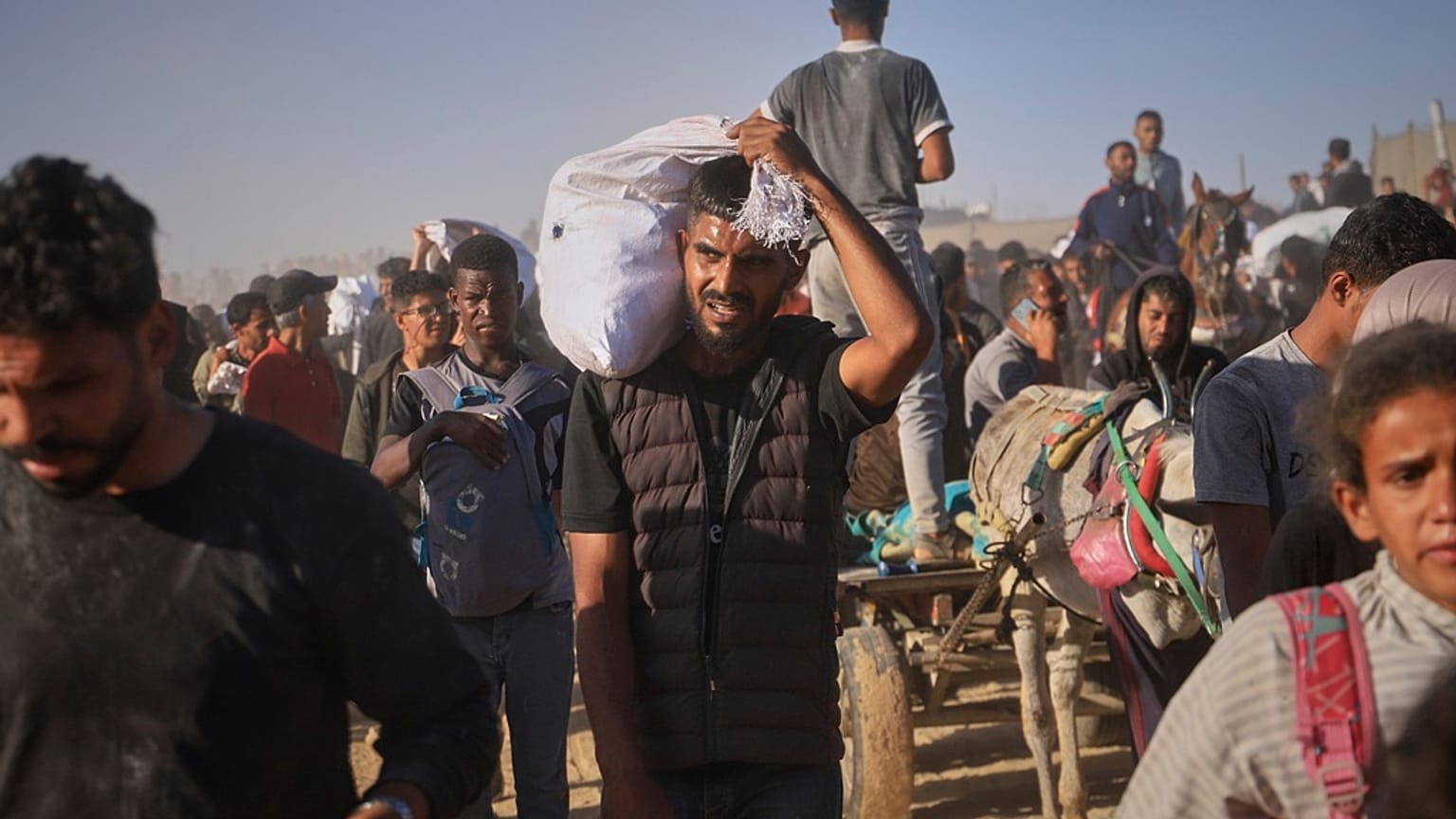 فلسطينيون يحملون صناديق وأكياس تحتوي على مواد غذائية ومساعدات إنسانية قدمتها مؤسسة غزة الإنسانية، رفح، جنوب قطاع غزة، 29 مايو 2025