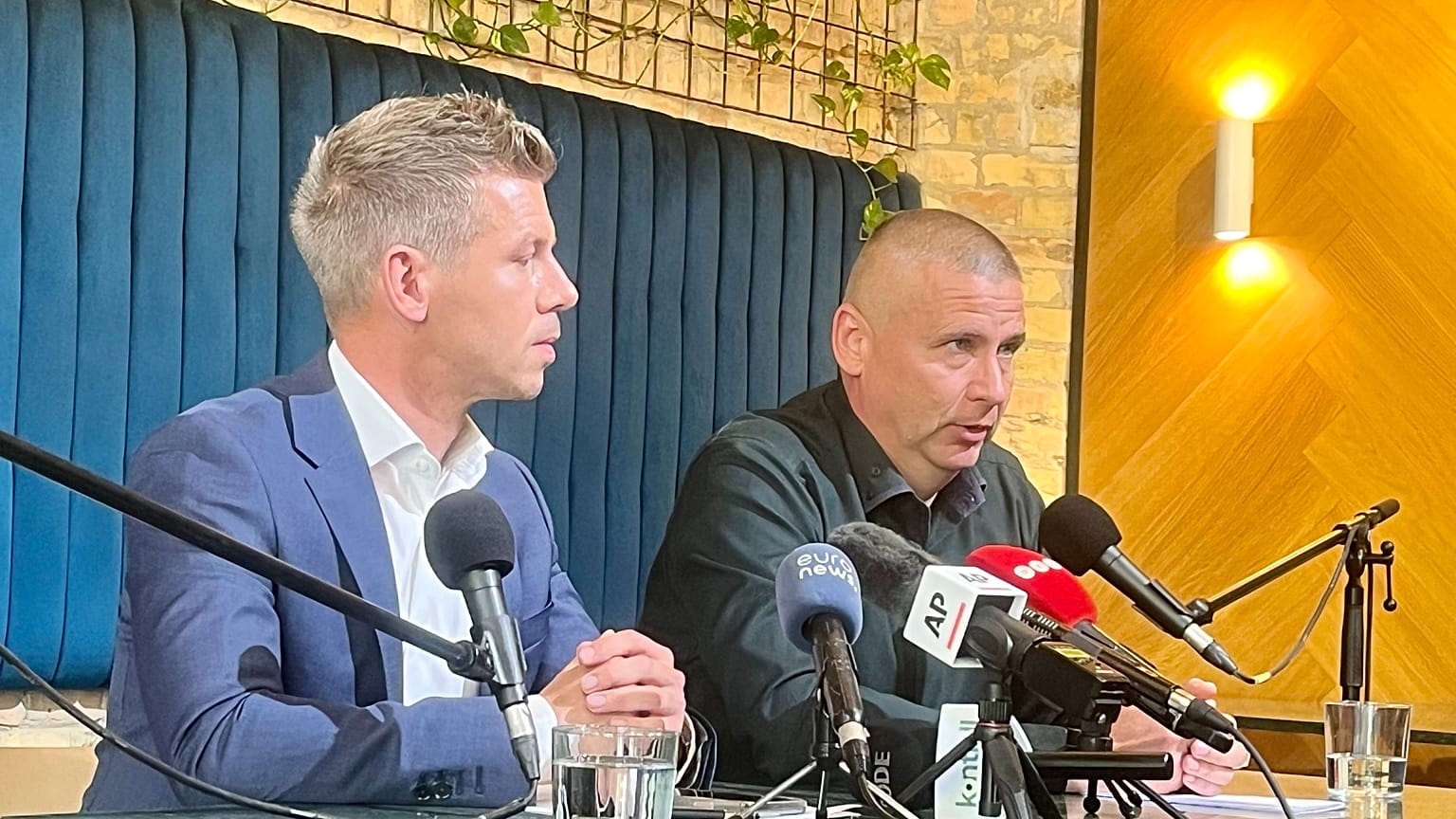 Magyar Péter és Ruszin-Szendi Romulusz a baudapesti sajtótájékoztatóan 2025. június 5-én