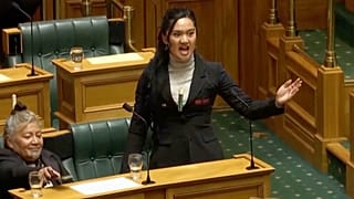 Cette image du 15 mai 2025 montre un législateur néo-zélandais, Hana-Rāwhiti Maipi-Clarke, effectuant un haka Māori pour protester contre une proposition de loi au Parlement, à Wellington, Nouvelle-Zélande.