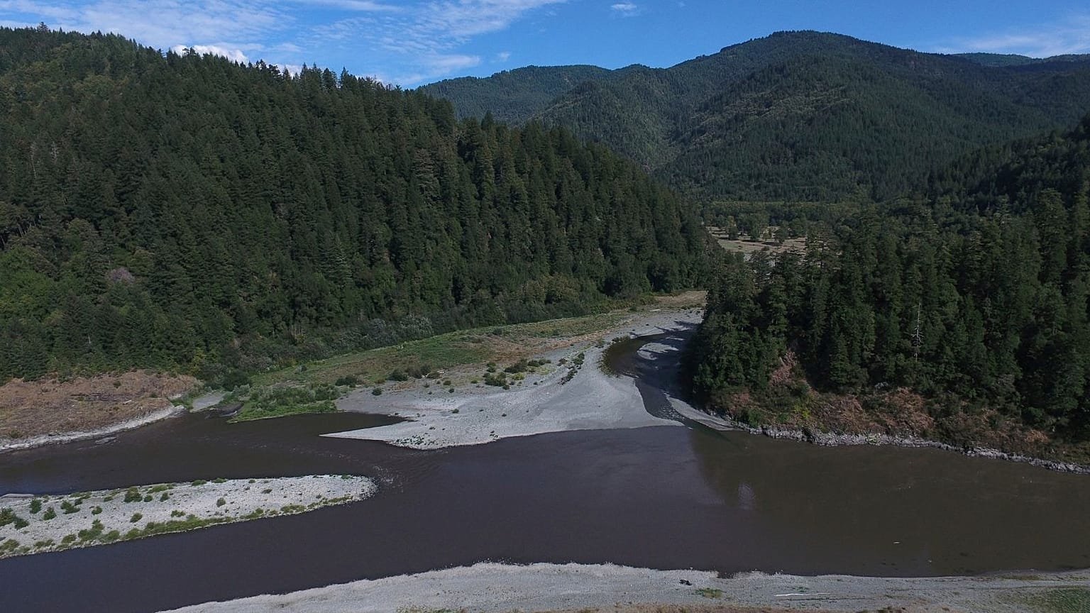 Blue Creek desemboca en el río Klamath, en el condado de Humboldt, California.