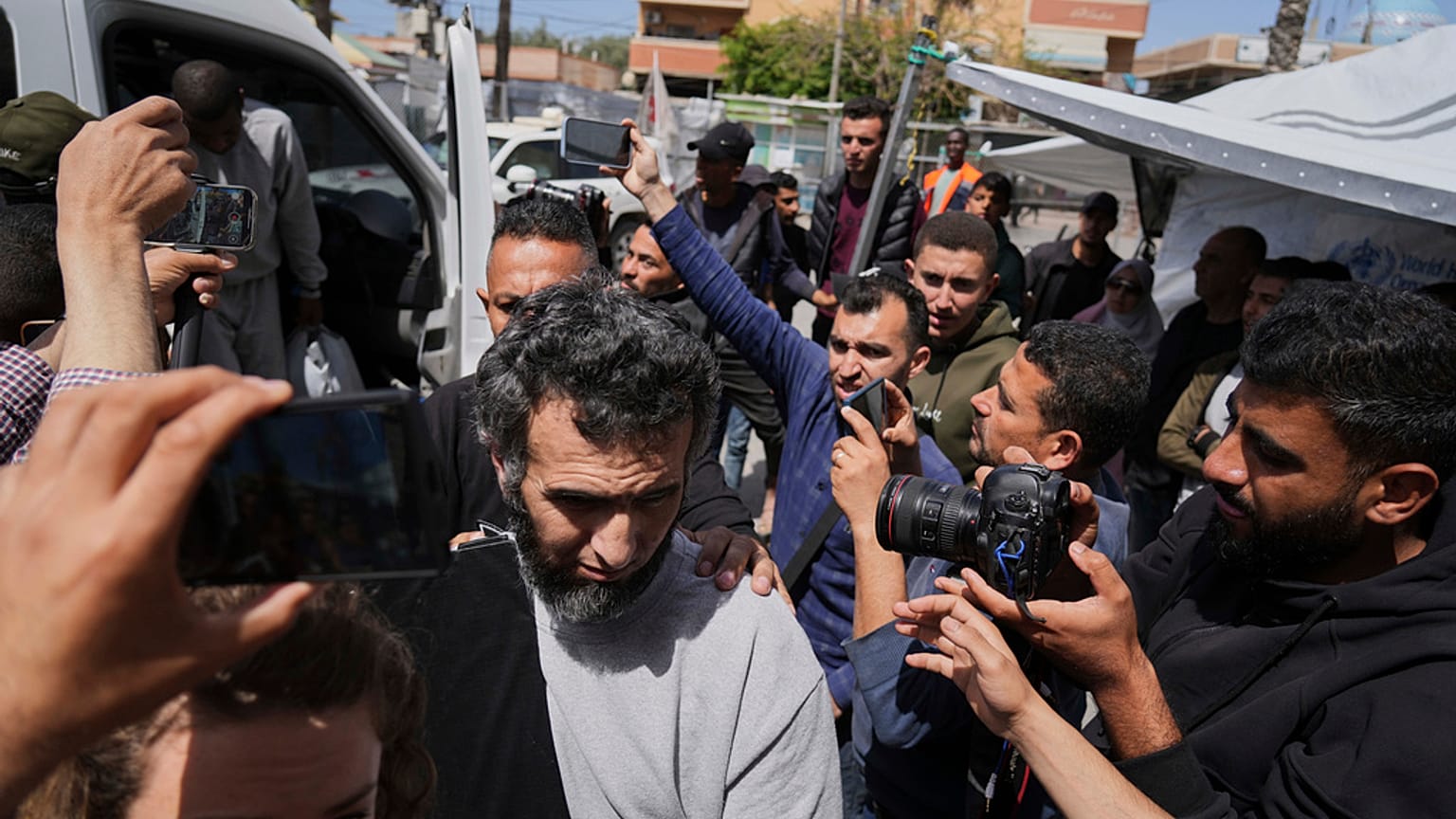 صورة من الأرشيف- أسرى فلسطينيون محررون يصلون إلى مستشفى الأقصى في دير البلح، وسط غزة،  الثلاثاء 29 أبريل 2025