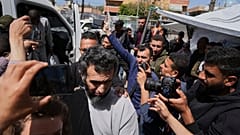 صورة من الأرشيف- أسرى فلسطينيون محررون يصلون إلى مستشفى الأقصى في دير البلح، وسط غزة،  الثلاثاء 29 أبريل 2025