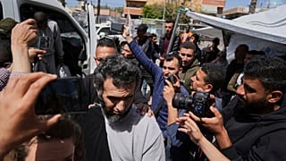 صورة من الأرشيف- أسرى فلسطينيون محررون يصلون إلى مستشفى الأقصى في دير البلح، وسط غزة،  الثلاثاء 29 أبريل 2025