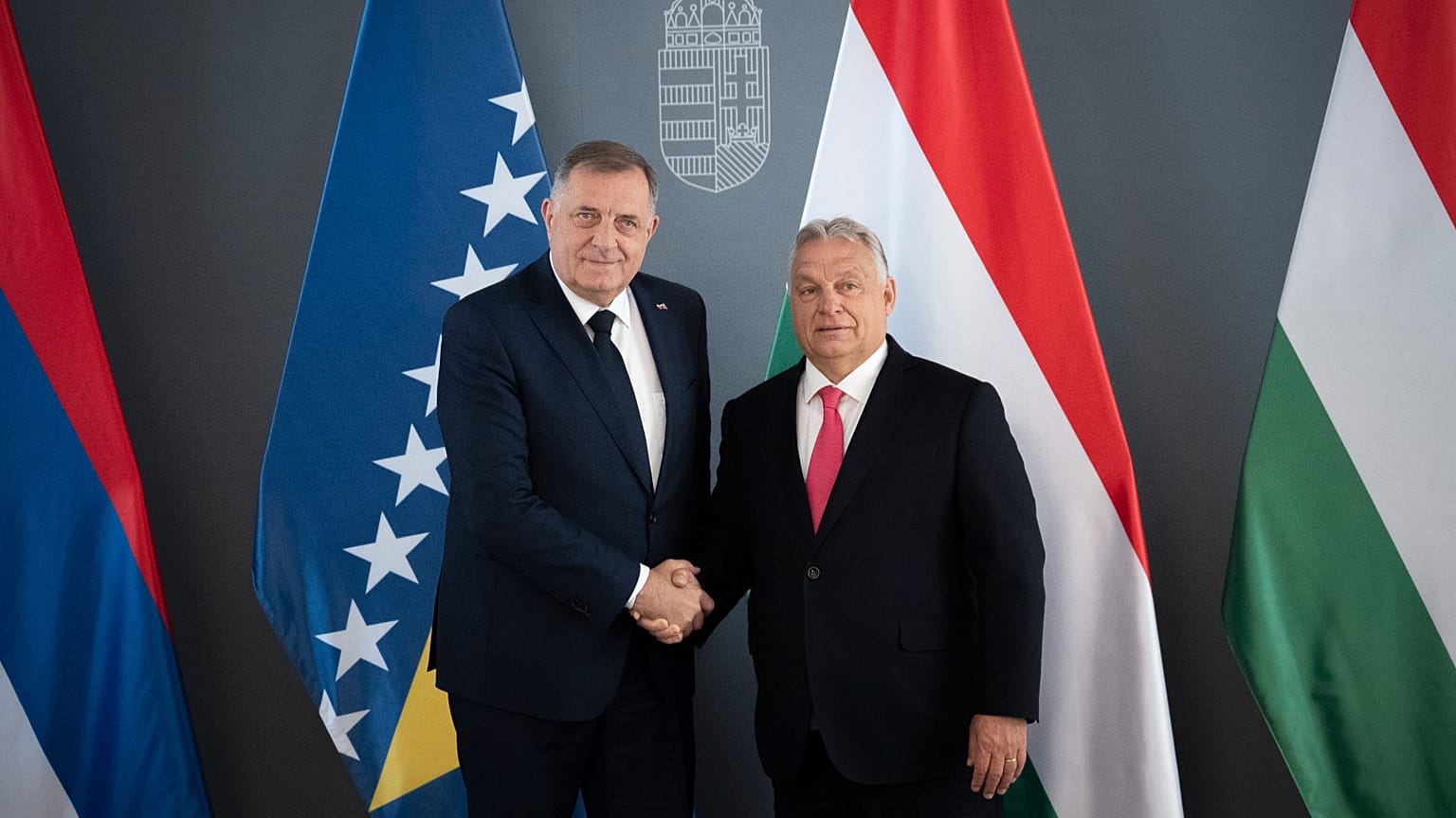 Milorad Dodik kezet fog Orbán Viktorral Budapesten