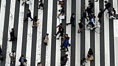 Ludzie spacerują ulicą handlową w Tokio 31 marca 2023 r.