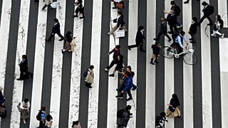 Ludzie spacerują ulicą handlową w Tokio 31 marca 2023 r.