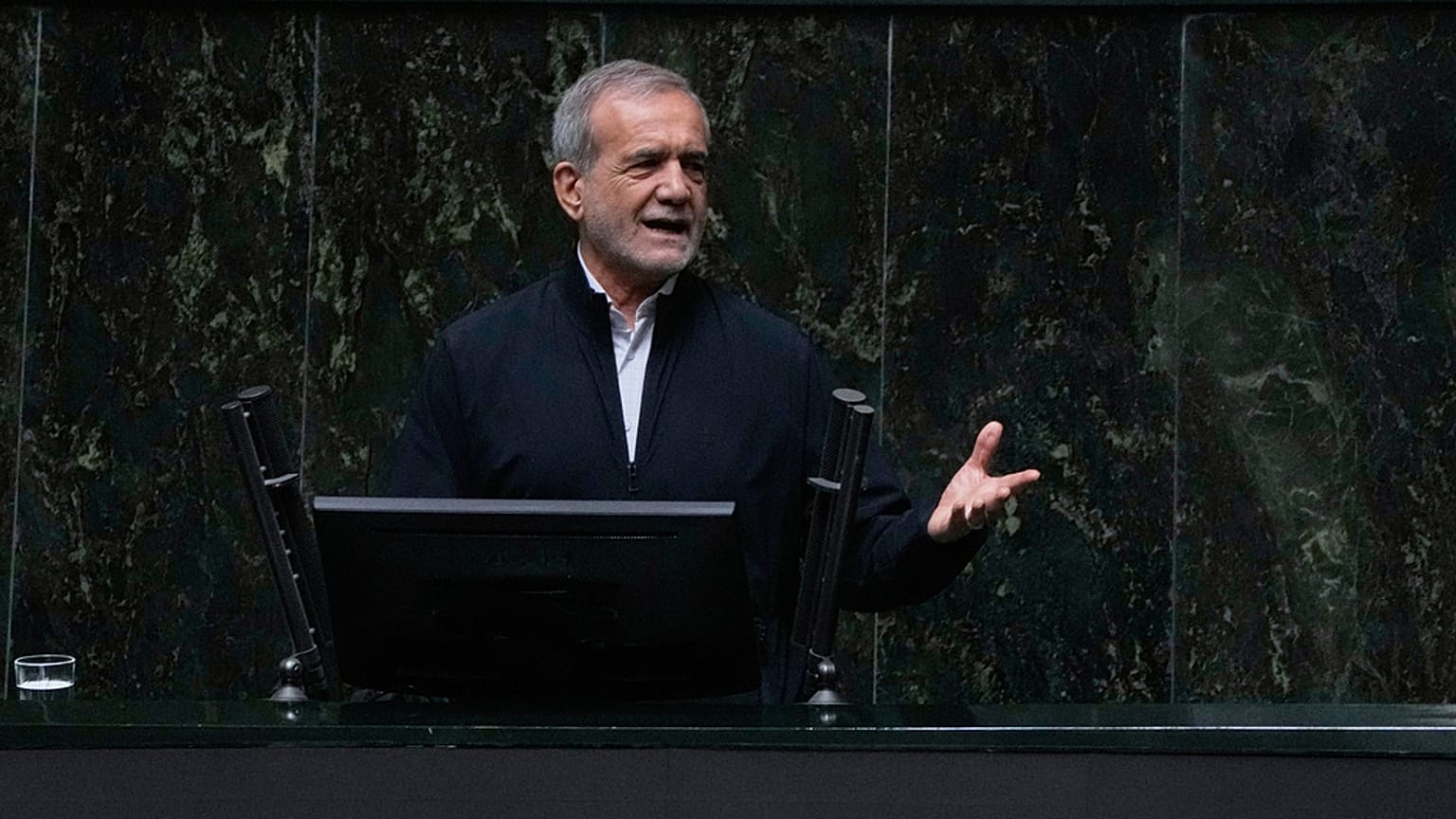 الرئيس الإيراني مسعود بيزشكيان يتحدث خلال حفل تأبين في البرلمان في طهران، إيران، الأربعاء 21 مايو 2025،