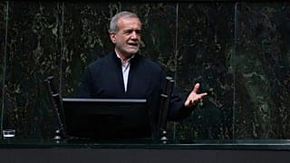 الرئيس الإيراني مسعود بيزشكيان يتحدث خلال حفل تأبين في البرلمان في طهران، إيران، الأربعاء 21 مايو 2025،