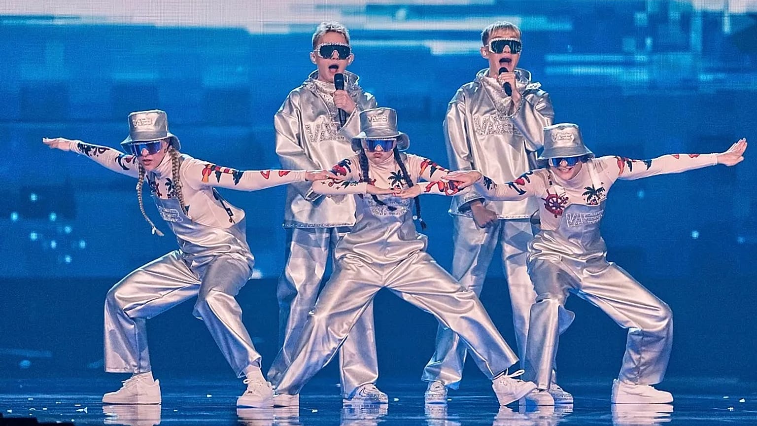 İzlanda'dan VAEB, 17 Mayıs 2025'te Basel'de düzenlenen 69. Eurovision Şarkı Yarışması'nın Büyük Finali'nde "ROA" şarkısını seslendiriyor.