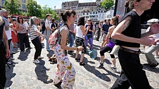 Поклонники Евровидения танцуют перед финалом конкурса. Базель, Швейцария, 17 мая 2025 г.