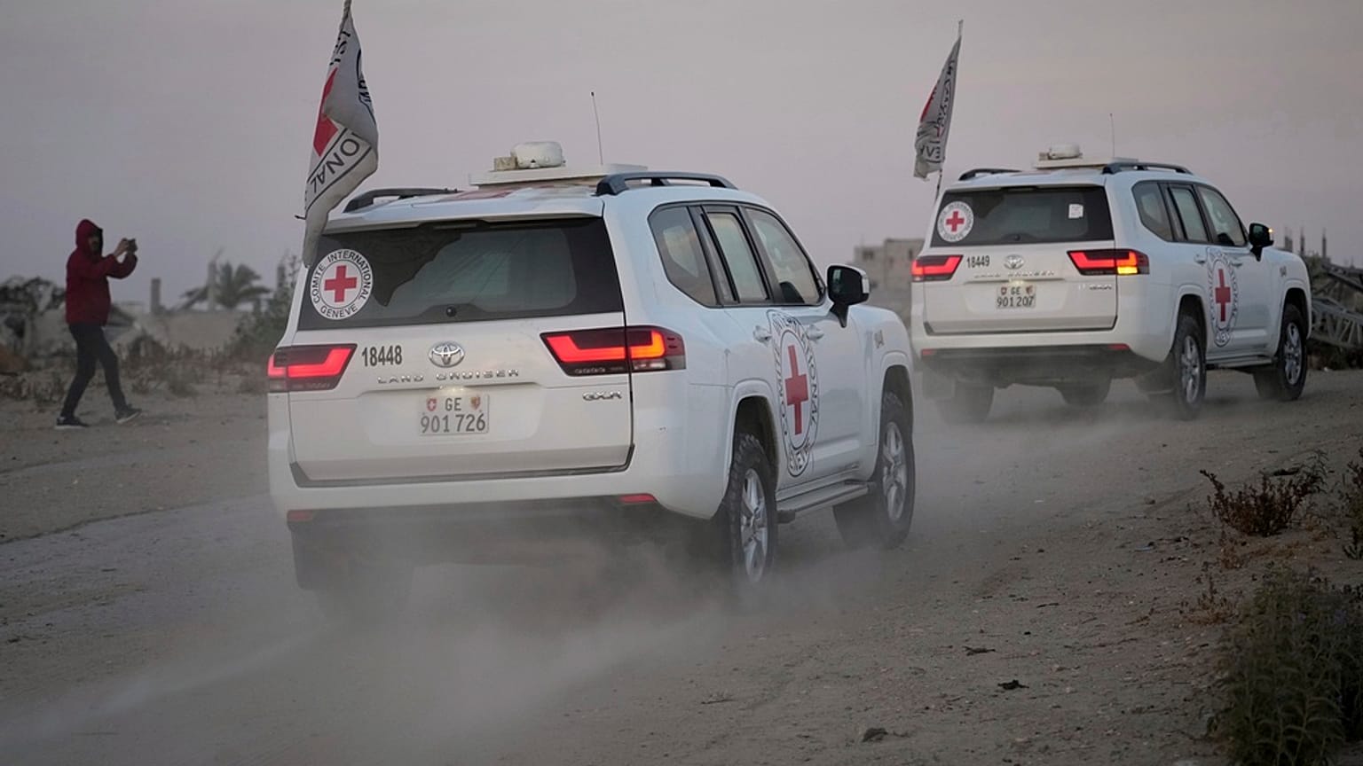 مركبات الصليب الأحمر في قطاع غزة يوم الاثنين 12 أيار/مايو 2025.