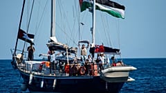 Aktivisten der Freedom Flotilla Coalition vor dem Auslaufen aus dem sizilianischen Hafen von Catania nach Gaza, 1. Juni 2025