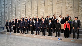 Miniszterek és katonai képviselők pózolnak a NATO védelmi minisztereinek csoportképén a NATO székházban Brüsszelben, 2025. június 5-én.