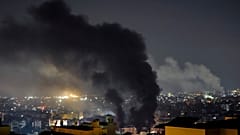 الدخان يتصاعد من الغارات الجوية الإسرائيلية في الضاحية الجنوبية لبيروت, لبنان, السبت, سبتمبر. 28, 2024.