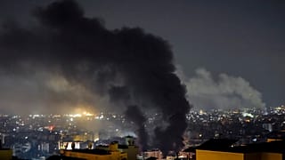 الدخان يتصاعد من الغارات الجوية الإسرائيلية في الضاحية الجنوبية لبيروت, لبنان, السبت, سبتمبر. 28, 2024.