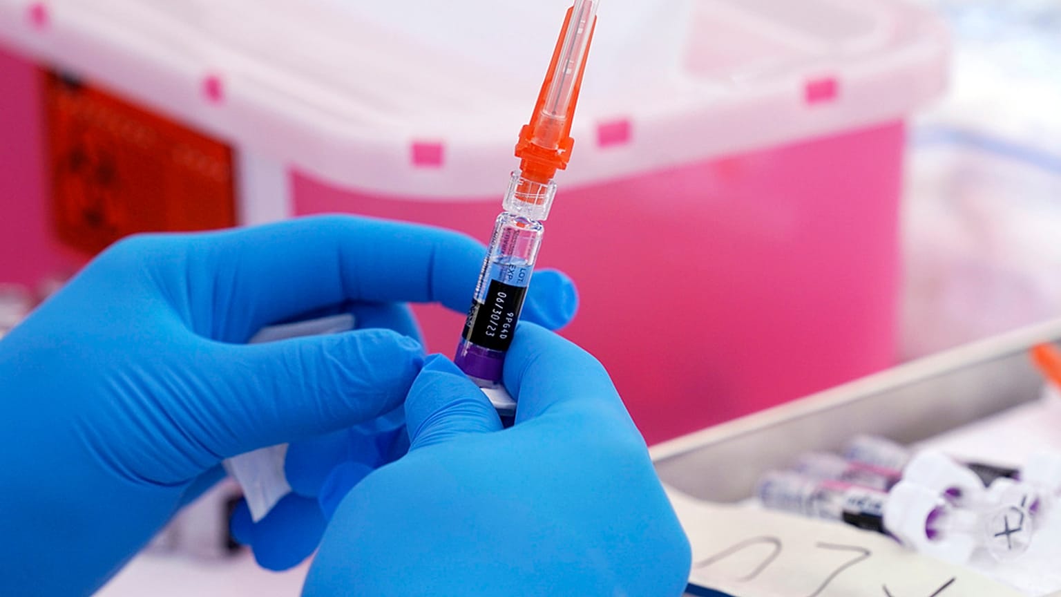 ملف - لقاح الإنفلونزا جاهز في مركز الموارد المجتمعية التابع لـ L.A. Care و Blue Shield of California Promise Health Plans في لينوود، كاليفورنيا، يوم الجمعة 28 أكتوبر 2022