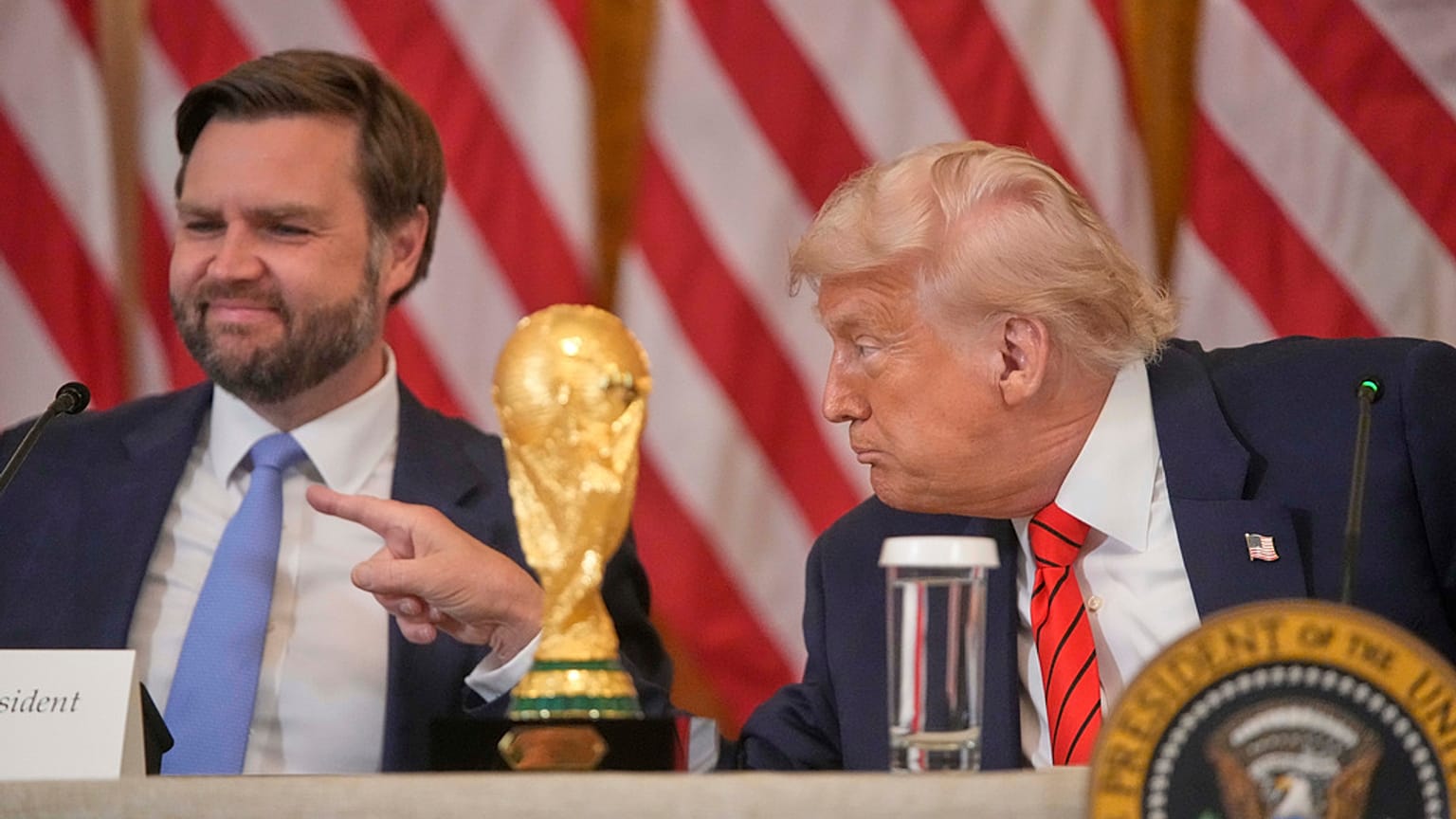 ABD Başkanı Donald Trump, Beyaz Saray’da düzenlenen 2026 FIFA Dünya Kupası ile ilgili bir toplantıda, 6 Mayıs 2025
