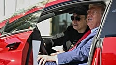 ΑΡΧΕΙΟ - Ο πρόεδρος Ντόναλντ Τραμπ και ο διευθύνων σύμβουλος της Tesla Elon Musk μιλούν σε δημοσιογράφους καθώς κάθονται σε ένα κόκκινο όχημα Model S Tesla στο νότιο γκαζόν του Λευκού Οίκου, 11 Μαρτίου 2025.