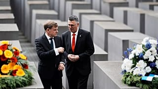 Die Außenminister von Deutschland und Israel, Wadephul und Saar, legen Kränze am Holocaust-Denkmal nieder. 5. Juni 2025.