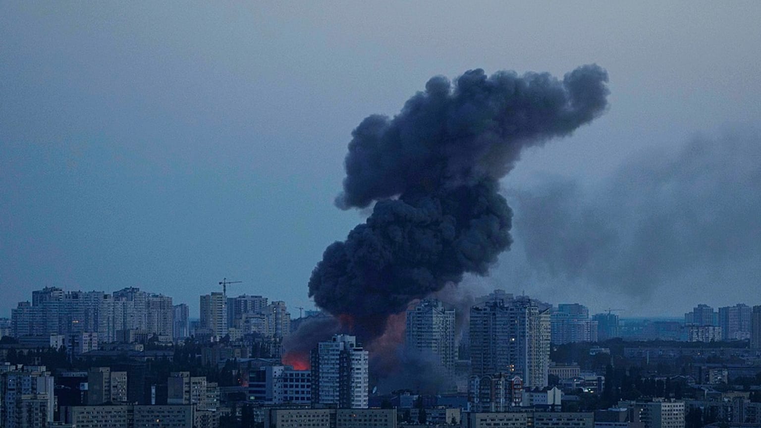 تصاعد الدخان عقب ضربة جوية روسية على كييف، أوكرانيا، الجمعة 6 حزيران/ يونيو 2025.