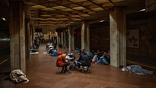 Emberek pihennek egy metróállomáson, amelyet bombabiztosnak használnak egy orosz dróntámadás során az ukrajnai Kijevben, 2025. június 6-án, pénteken kora reggel.