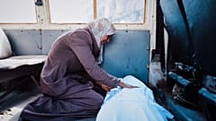 إسلام البطش تنعى ابن شقيقها محمود البطش (19 عامًا) الذي قُتل في غارة للجيش الإسرائيلي على غزة، في مستشفى الشفاء بمدينة غزة، 4 حزيران/يونيو 2025.