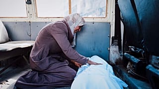 إسلام البطش تنعى ابن شقيقها محمود البطش (19 عامًا) الذي قُتل في غارة للجيش الإسرائيلي على غزة، في مستشفى الشفاء بمدينة غزة، 4 حزيران/يونيو 2025.