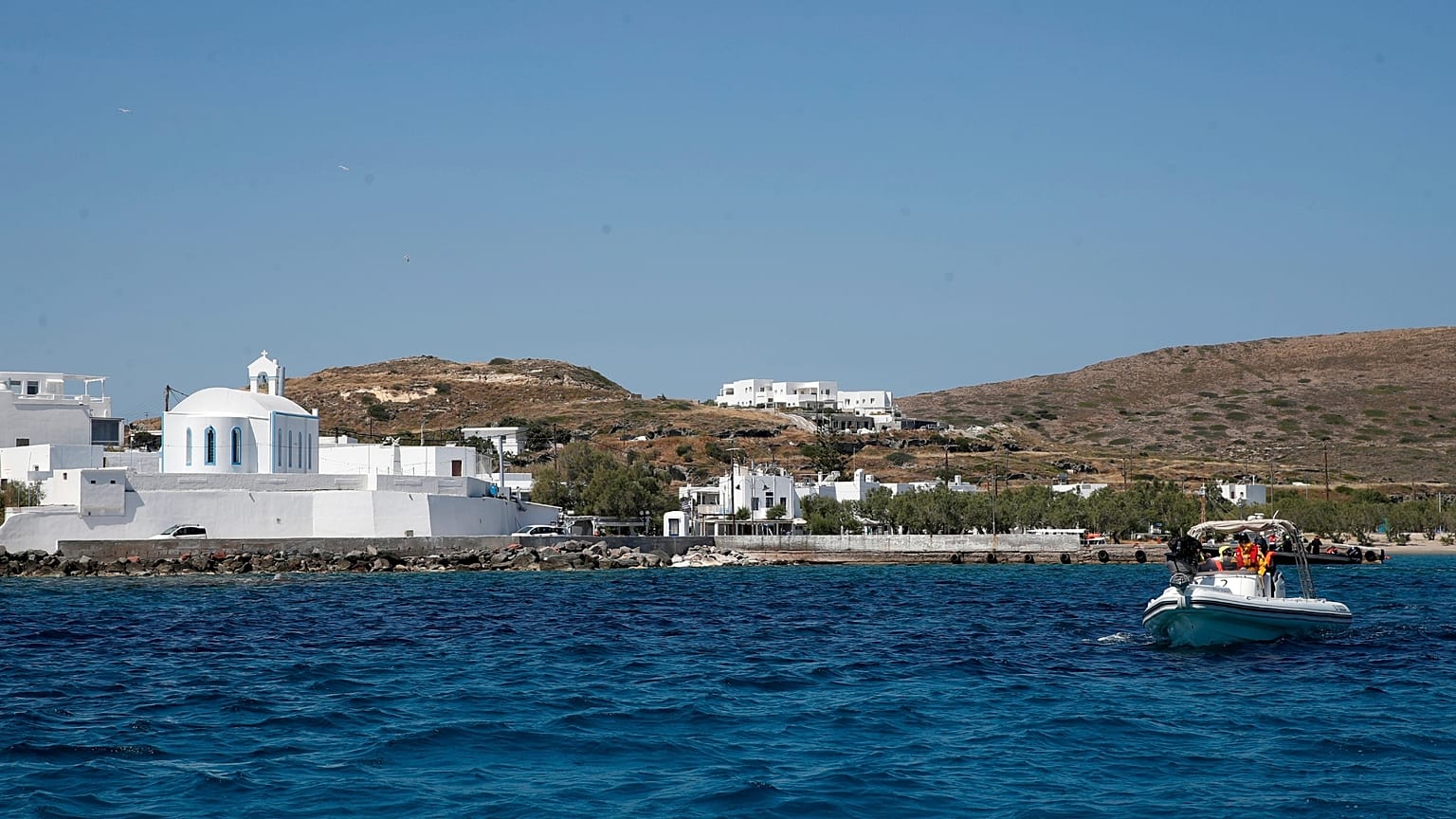 Μια λέμβος αναχωρεί από το νησί του Αιγαίου πελάγους Μήλος για το νησί Σίκινος, Ελλάδα.