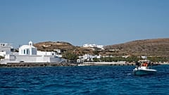 Bir sandal Ege Denizi'ndeki Milos adasından Yunanistan'ın Sikinos adasına doğru yola çıkıyor.