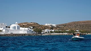 Μια λέμβος αναχωρεί από το νησί του Αιγαίου πελάγους Μήλος για το νησί Σίκινος, Ελλάδα.