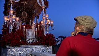 HOMME EN PRIÈRE - Un homme priant à l'aube devant le Simpecado de la Confrérie, leur copie de la Vierge.