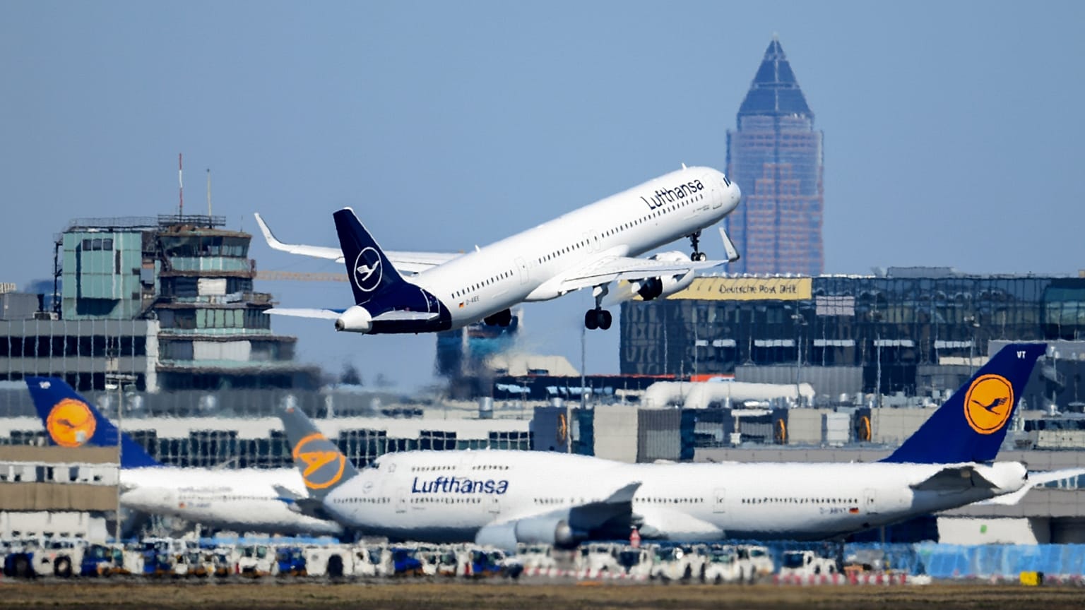 Un Airbus de Lufthansa décolle à l'aéroport de Francfort au-dessus d'autres avions de la compagnie aérienne, Allemagne, lundi 23 mars 2020.