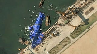 Questa immagine satellitare fornita da Maxar Technologies mostra il nuovo cacciatorpediniere navale della Corea del Nord il 24 maggio 2025 in Corea del Nord.