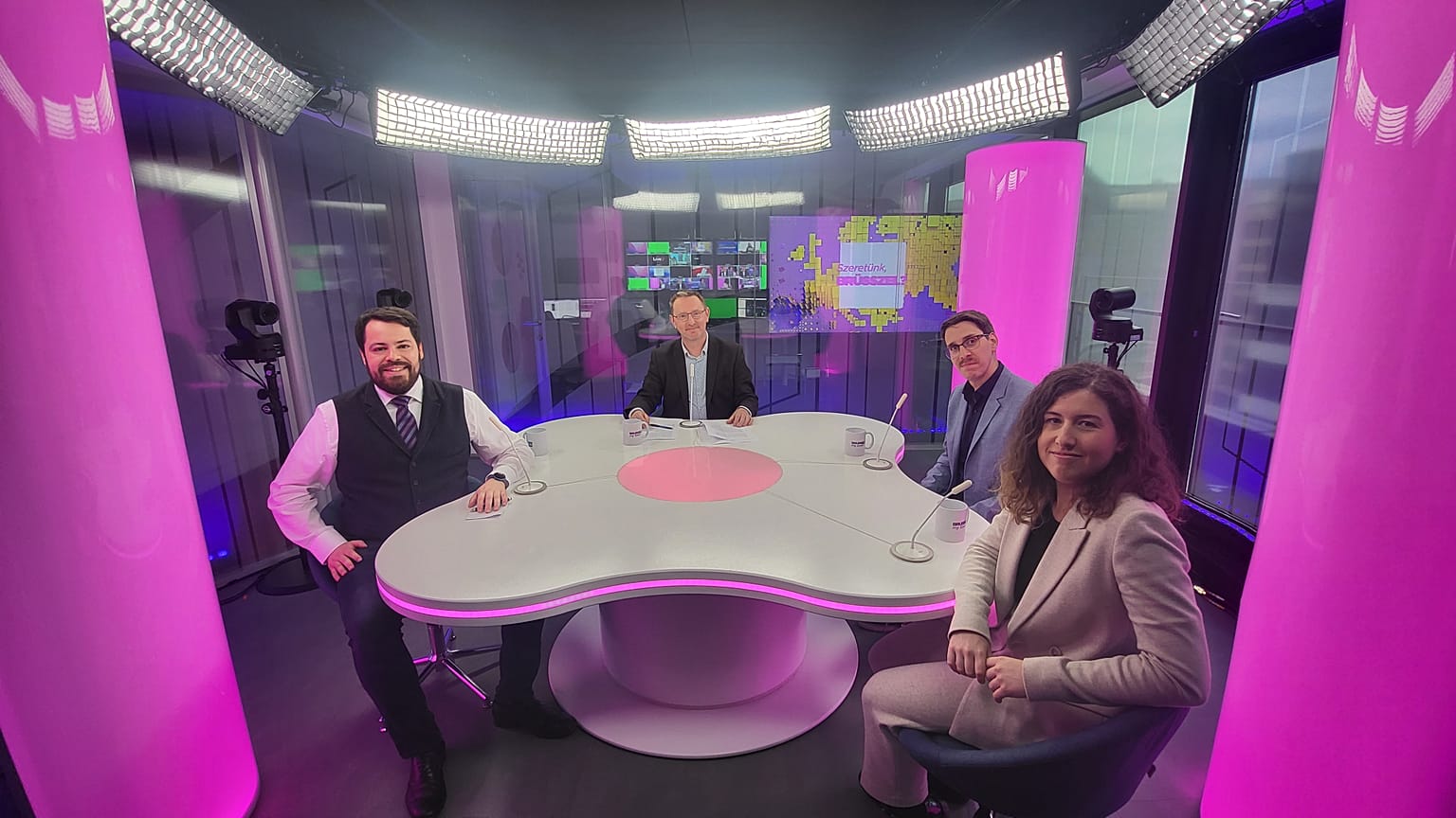 Schenk Richárd, Pőcze Júlia, Papp Roland és a műsorvezető, Zsíros Sándor az Euronews brüsszeli stúdiójában 