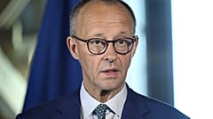Merz nimmt an einer gemeinsamen Pressekonferenz mit dem finnischen Premierminister Petteri Orpo in Turku, Finnland, am 27. Mai 2025 teil.