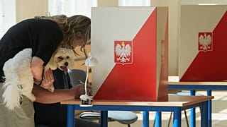 Una mujer polaca deposita su voto en la segunda vuelta de las elecciones presidenciales de Polonia.