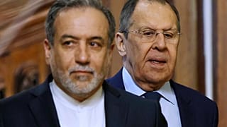 وزير الخارجية الإيراني عباس عراقجي ووزير الخارجية الروسي سيرجي لافروف يحضران مؤتمرا صحفيا عقب اجتماعهما في موسكو الجمعة 18 أبريل/نيسان 2025.