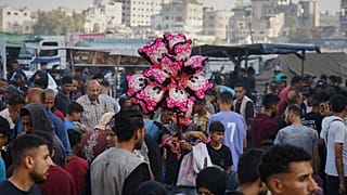  فلسطينيون يتجولون في أحد الأسواق استعدادًا لعيد الأضحى المبارك في مدينة غزة يوم الخميس 5 يونيو 2025. 
