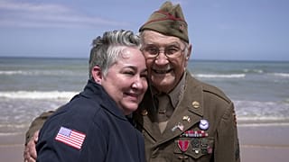 FILE: Il veterano della Seconda Guerra Mondiale Wilbur "Jack" Myers, un 101enne che ha combattuto nel 692° Battaglione Distruttori di Carri Armati dell'esercito statunitense, posa per una foto sulla spiaggia di Omaha, il 2 giugno 2025.