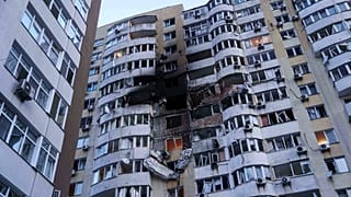 Un immeuble résidentiel de plusieurs étages est endommagé après une attaque de drone russe à Kiev, le 6 juin 2025.